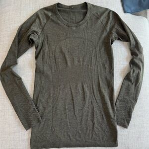 Lululemon swiftly tech long sleeve - like new - size 6